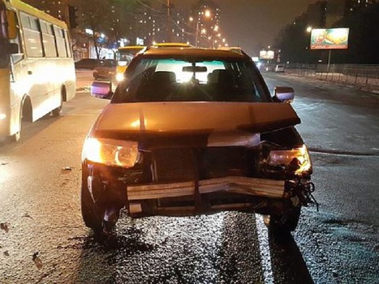 В Киеве Subaru врезался в Mercedes, который протаранил маршрутку (ФОТО)