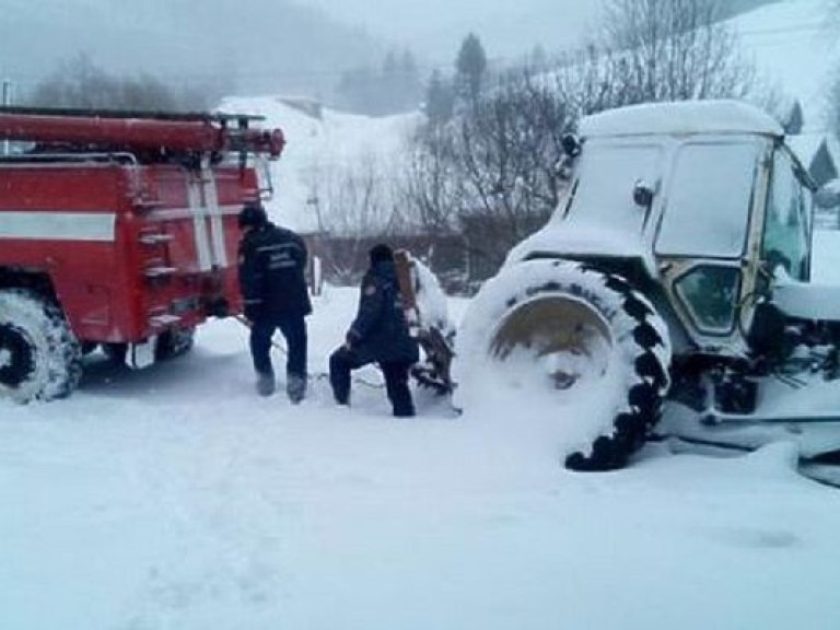 На Закарпатье сошли шесть снежных лавин, заблокирована автодорога Межгорье-Буштино – ГСЧС (ФОТО)