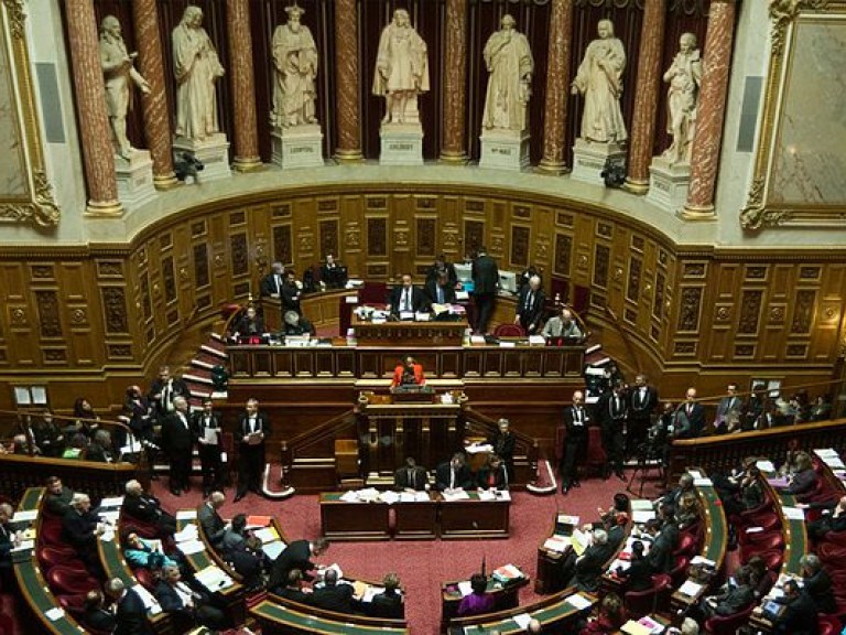 Полиция провела обыски в сенате Франции в связи с «делом жены Фийона»