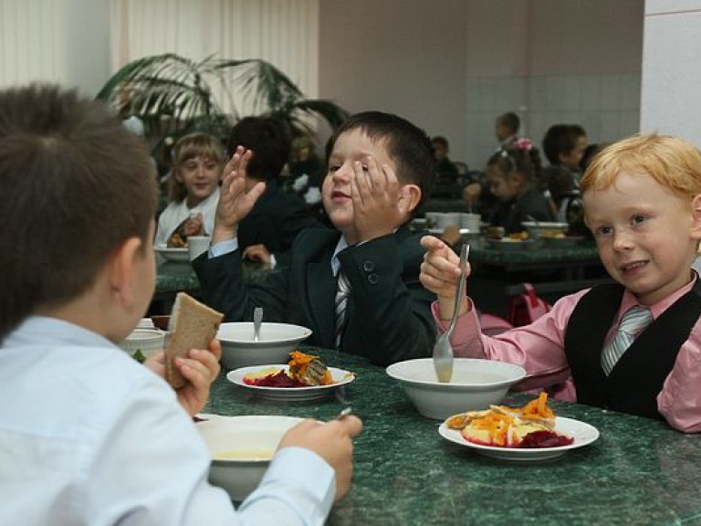 Скандал в одесской школе: детям готовила обеды повар с туберкулезом