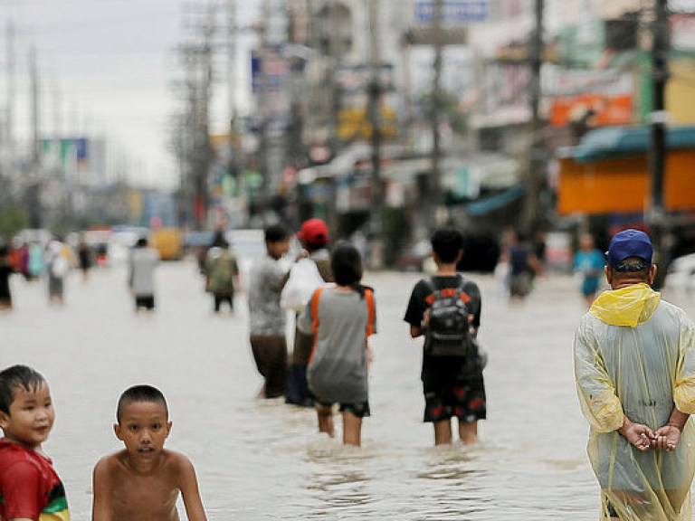 В Таиланде число жертв наводнения увеличилось до 96