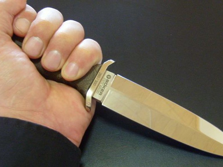 В Херсоне нервный сосед изрезал ножом семью с ребенком, празднующую день рождения