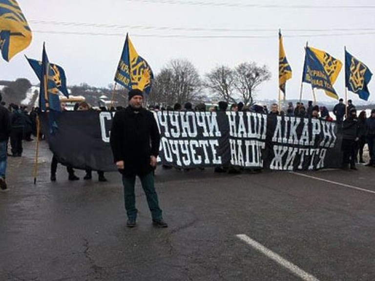 Под Харьковом активисты перекрывали трассу, протестуя против закрытия больницы (ФОТО, ВИДЕО)