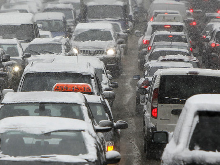 Киевская власть призвала людей не пользоваться личным транспортом во время снегопада