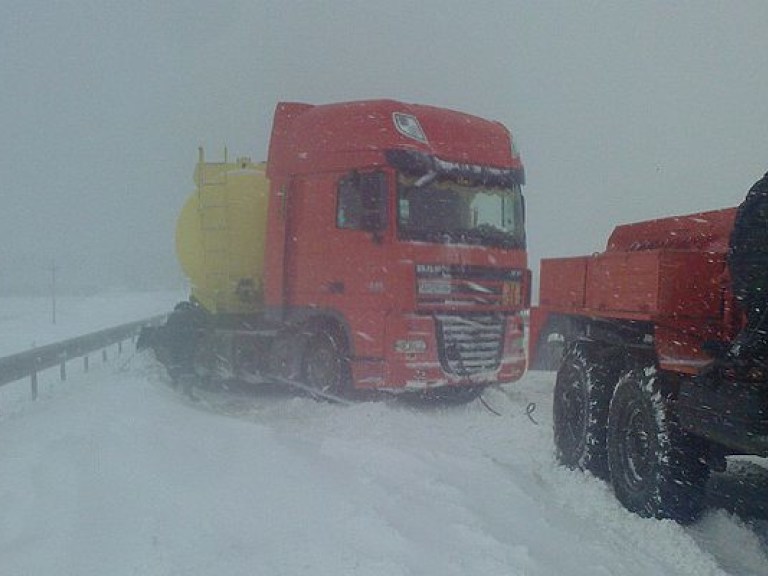 Киевские спасатели вытащили из снега 12 грузовиков
