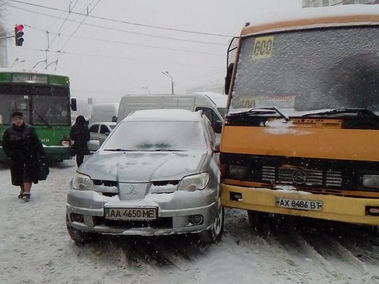 В Киеве из-за ДТП заблокировано движение троллейбусов на Троещине (ФОТО)