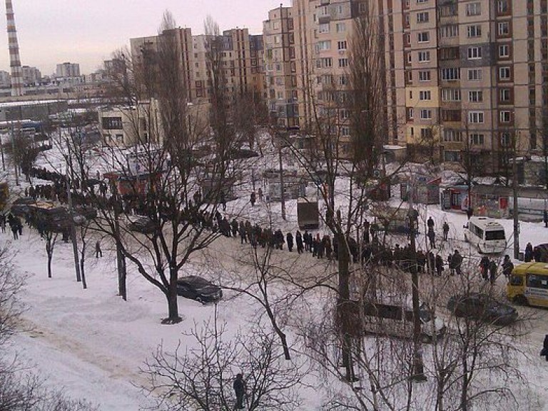 Снежный апокалипсис: киевляне выстраиваются в очереди на маршрутки и штурмуют общественный транспорт (ФОТО)