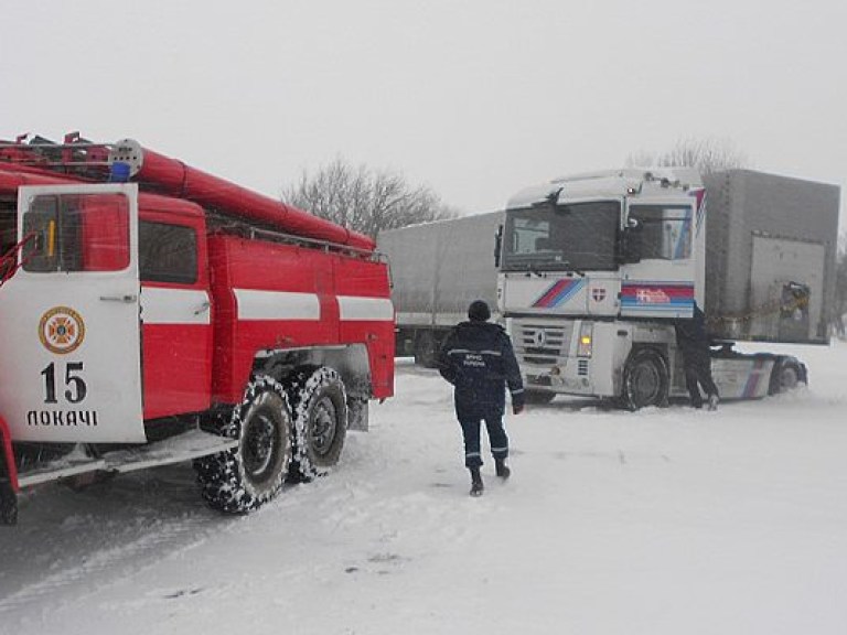 В трех областях Украины из-за снегопада ограничили движение транспорта