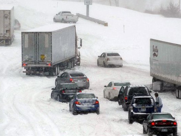 На въезде в Киев дороги завалило снегом, в пробках стоят тысячи автомобилей