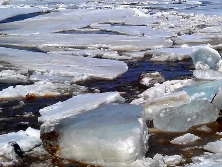 В Херсоне 20 человек спасали двух женщин, застрявших во льдах