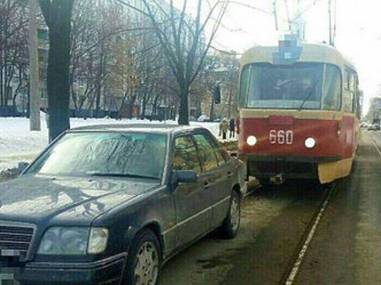В Харькове трамвай столкнулся с автомобилем Mercedes (ФОТО)