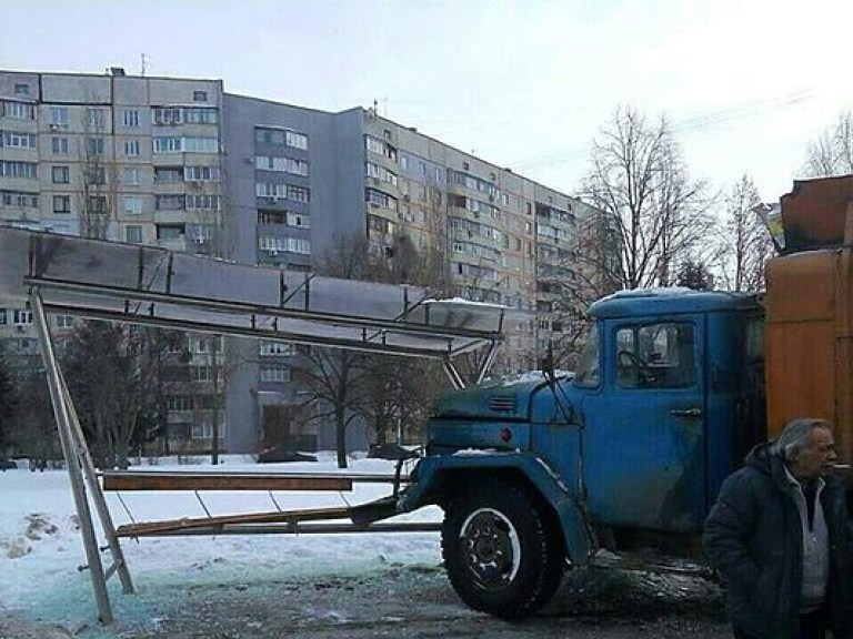 В Харькове мусоровоз врезался в остановку (ФОТО)
