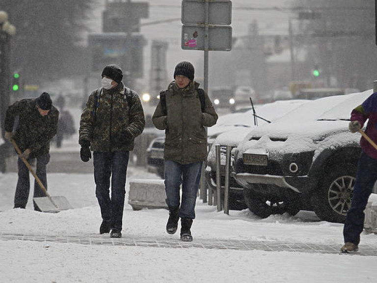 Сегодня в Киеве небольшой снег, на дорогах гололедица