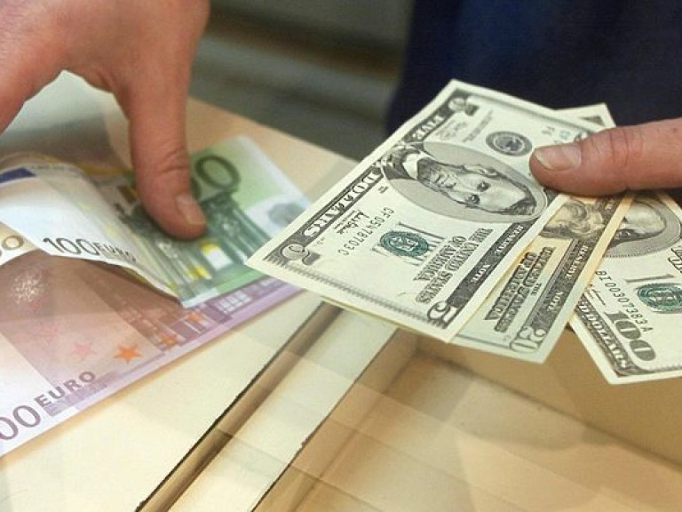 Сегодня в киевских обменниках доллар продают по 27,63 гривны за доллар