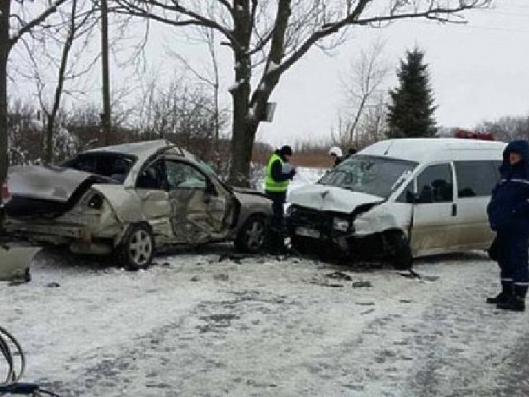 Во Львовской области на скользкой дороге столкнулись Nissan и Fiat, есть жертвы (ФОТО)