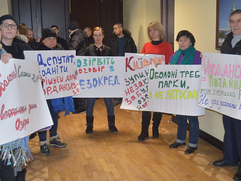 В Киевсовете проходит митинг против застройки Иорданского озера (ФОТО)