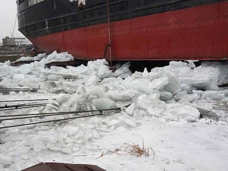 В Херсоне из-за мороза остановилась работа судостроительного завода (ФОТО)