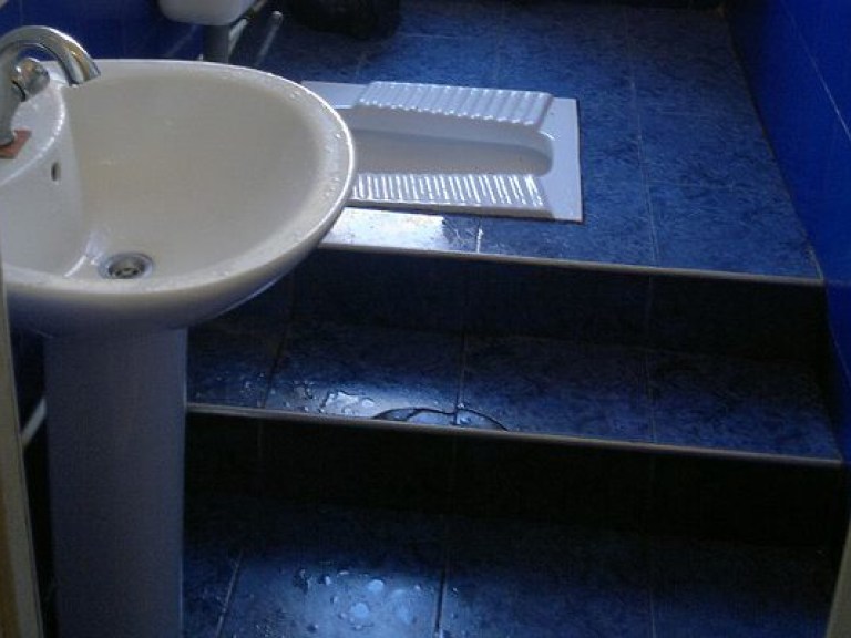 Застрявшему в туалете китайцу понадобилась помощь спасателей (ВИДЕО)