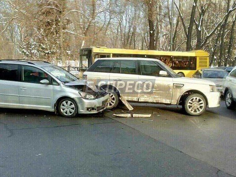 В центре Киева разбился автомобиль дизайнера Андре Тана (ФОТО)