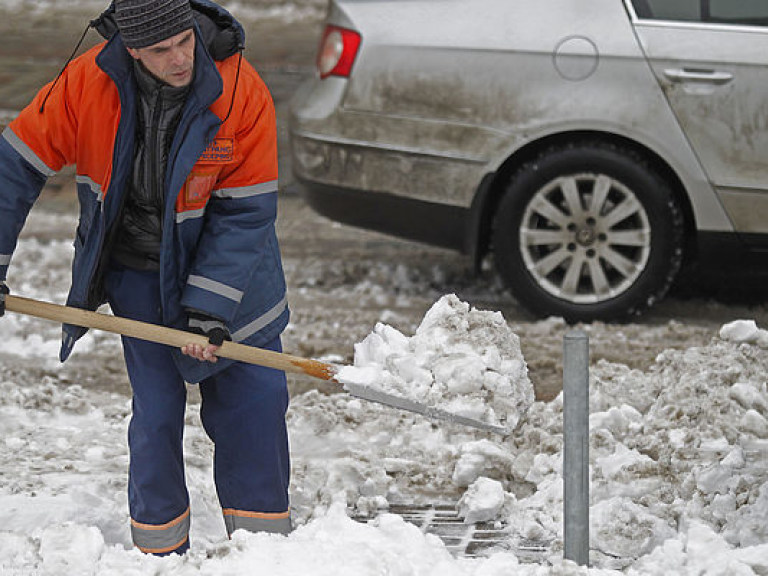 Экс-глава КГГА рассказал, почему в Киеве не убираются придомовые территории от снега