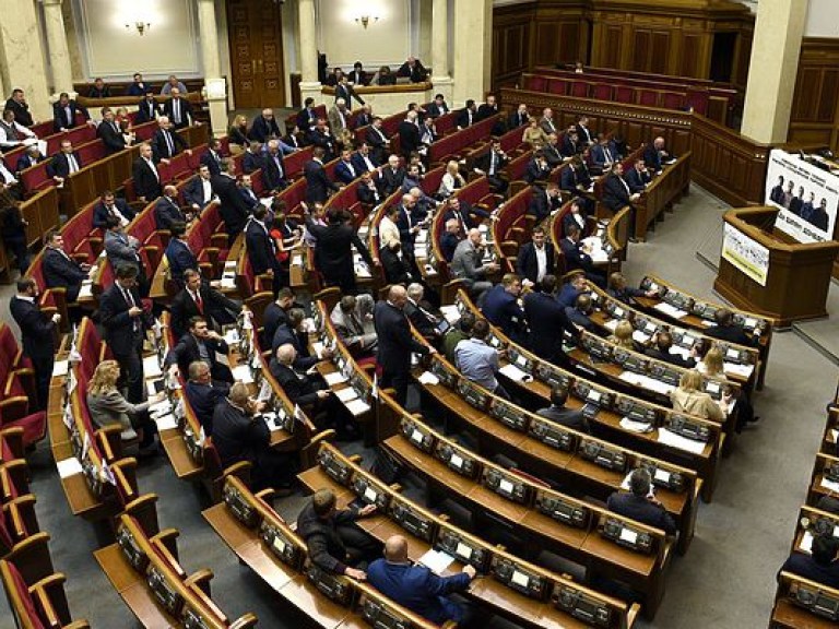 Украинский парламент превратился в группу по интересам для обеспечения договорняков – эксперт