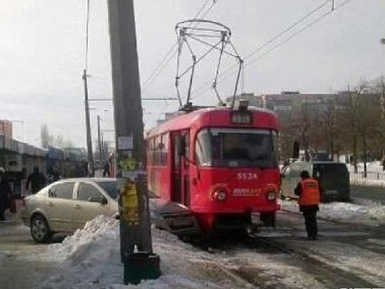 В Киеве водитель Opel протаранил трамвай (ФОТО)