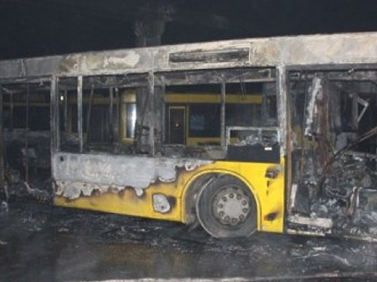 В Киеве возник пожар в автопарке, сгорели автобусы (ФОТО)