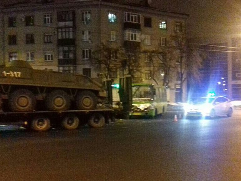 В Харькове произошло ДТП с военной техникой (ФОТО)