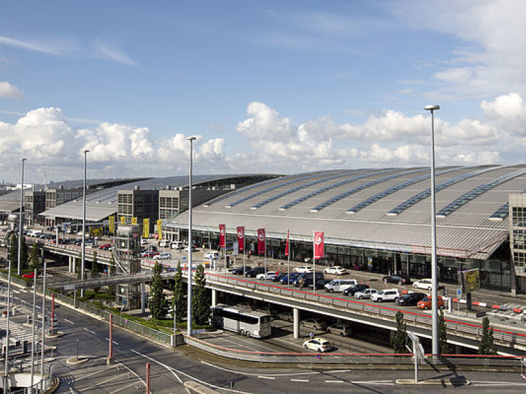Более 50 человек пострадали в аэропорту Гамбурга из-за распыления перечного газа (ФОТО)