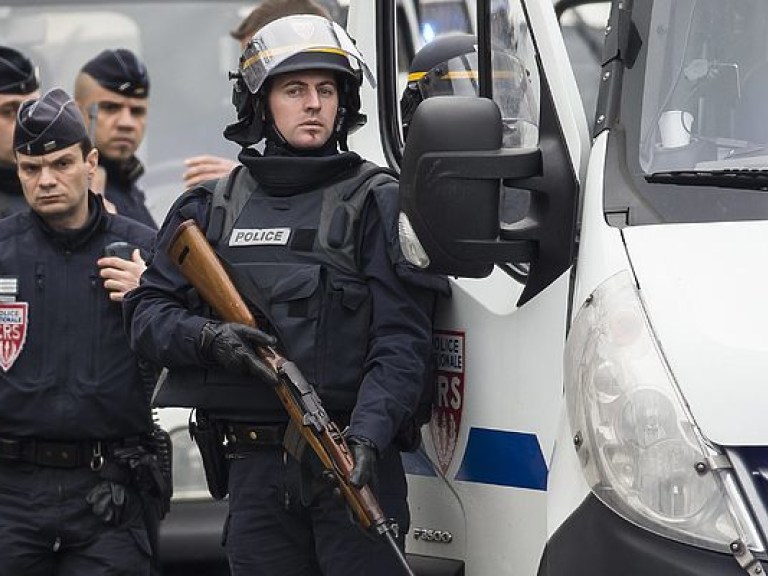 Под Парижем произошли массовые столкновения, полиция резиновые пули и слезоточивый газ (ФОТО)