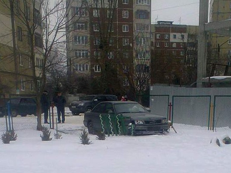Во Львове Audi протаранило забор детского сада (ФОТО)