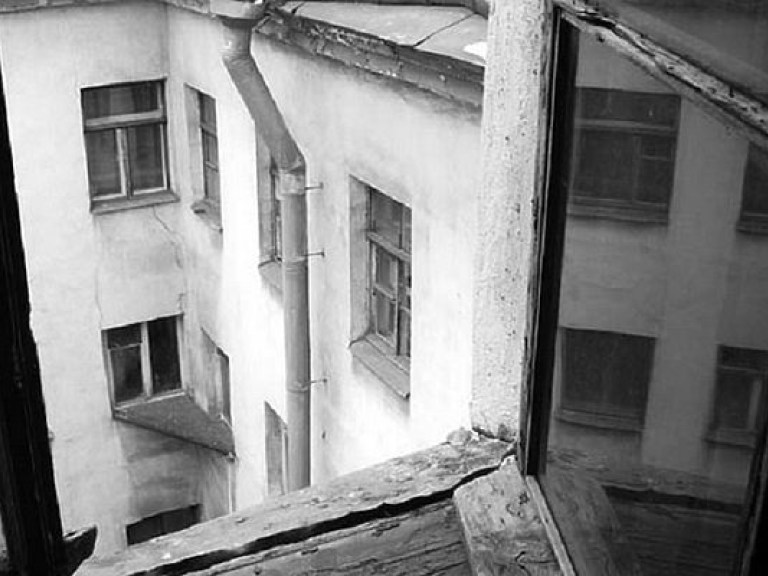 В Запорожье женщина выпала с пятого этажа дома