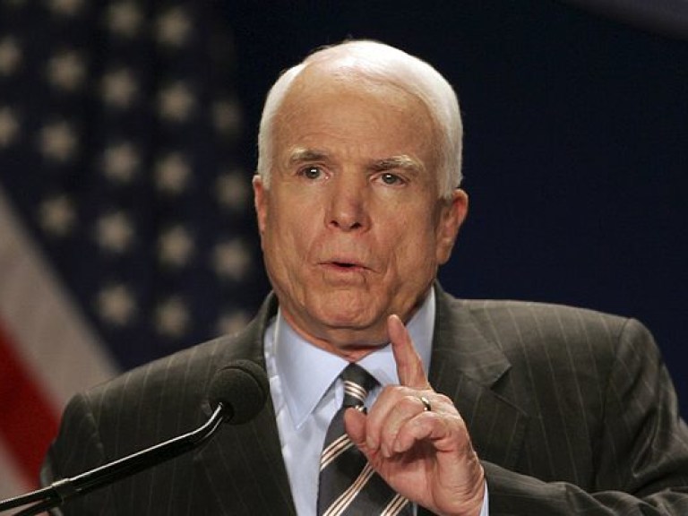 Сенатор Маккейн призвал Трампа предоставить Украине летальное оружие
