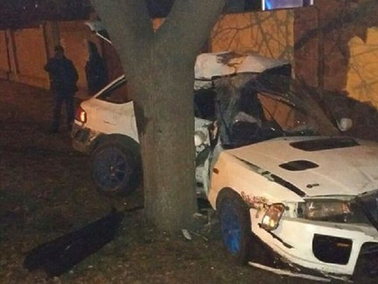 В Одессе водитель Subaru погиб, врезавшись в дерево (ФОТО)