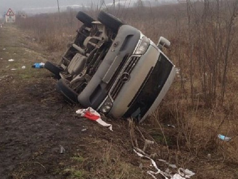 На трассе Киев-Чоп Mercedes Sprinter съехал в кювет и перевернулся, семь пострадавших (ФОТО)