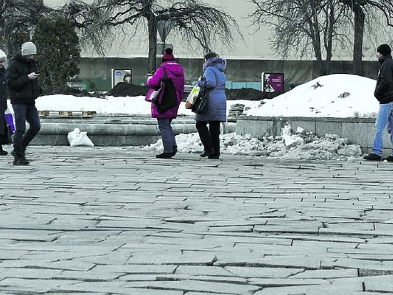 В Киеве на Майдане после соли коммунальщиков и морозов потрескалась плитка (ФОТО)