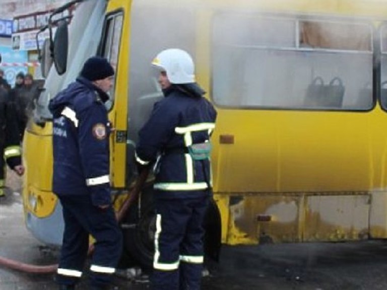 В Тернополе на ходу загорелась маршрутка  (ФОТО, ВИДЕО)