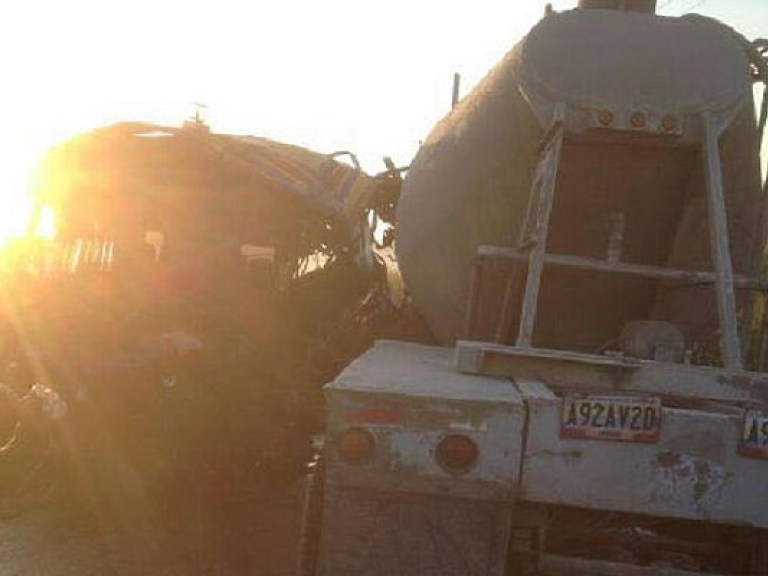 В Венесуэле столкнулись пассажирский автобус и грузовик, 16 человек погибли (ФОТО)