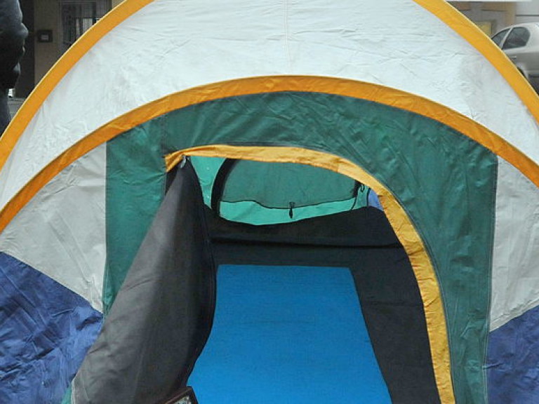 Участники акции за блокаду торговли с ОРДЛО установили палатку под Администрацией Президента