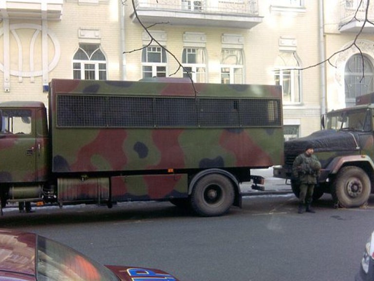 В Киеве под стены АП стянули военную технику и бойцов с оружием (ФОТО)