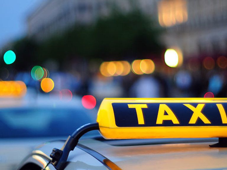 Вместо оплаты вооруженный одессит ограбил таксиста и угнал его машину