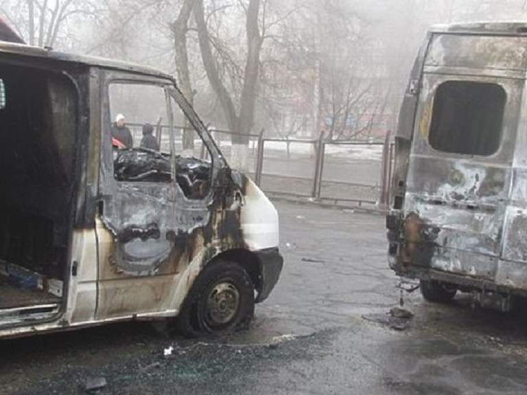 В Мариуполе злоумышленники сожгли автомобили похоронной компании (ФОТО, ВИДЕО)