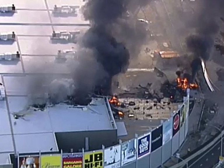 Самолет врезался в торговый центр в Мельбурне (ФОТО)