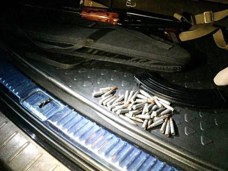 В Харьковской области полиция задержала автомобиль с оружием (ФОТО)
