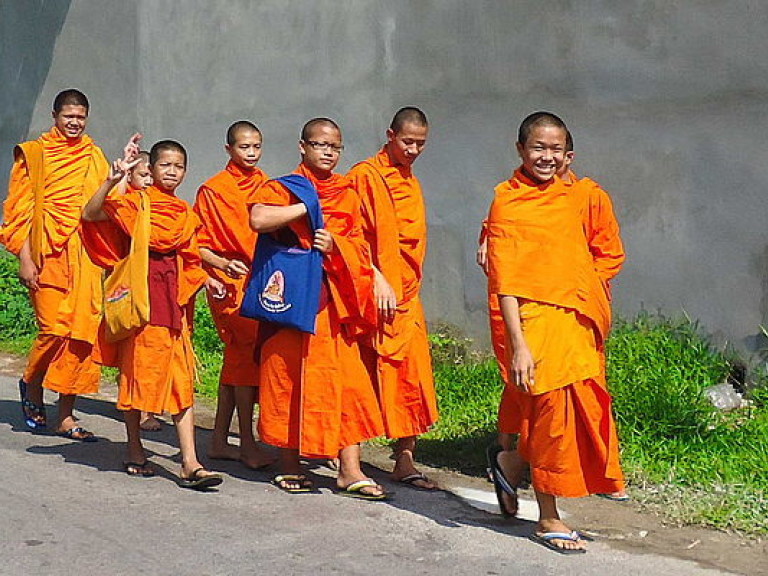 В Таиланде монахи подрались с полицейскими (ВИДЕО)