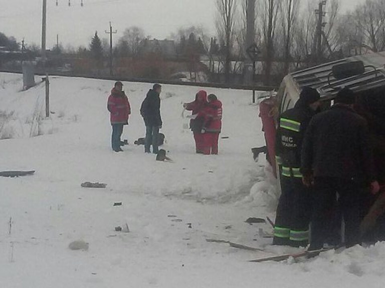 В Винницкой области электропоезд столкнулся с автобусом, погиб мужчина (ФОТО)