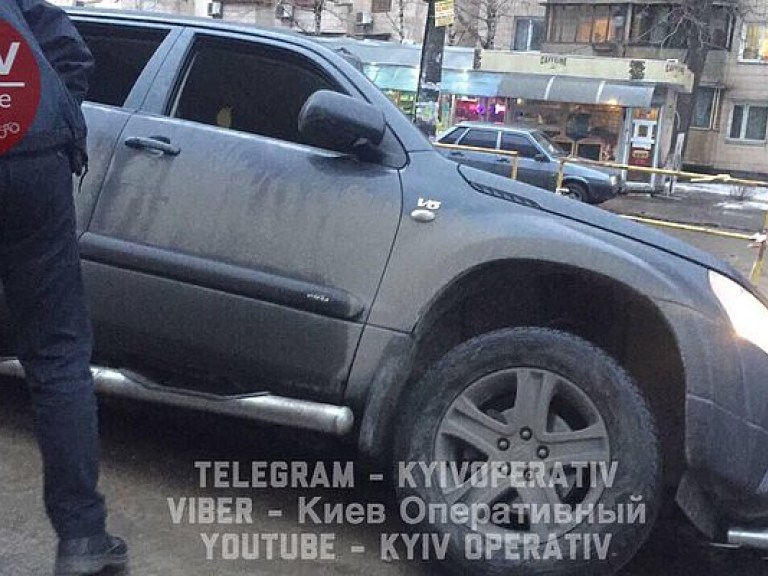 В центре Киеве внедорожник провалился в яму на проезжей части (ФОТО)