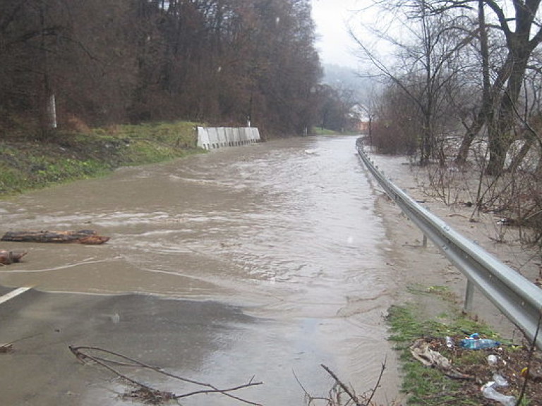 В Закарпатской области в связи с оползнем частично перекрыта дорога государственного значения (ФОТО)