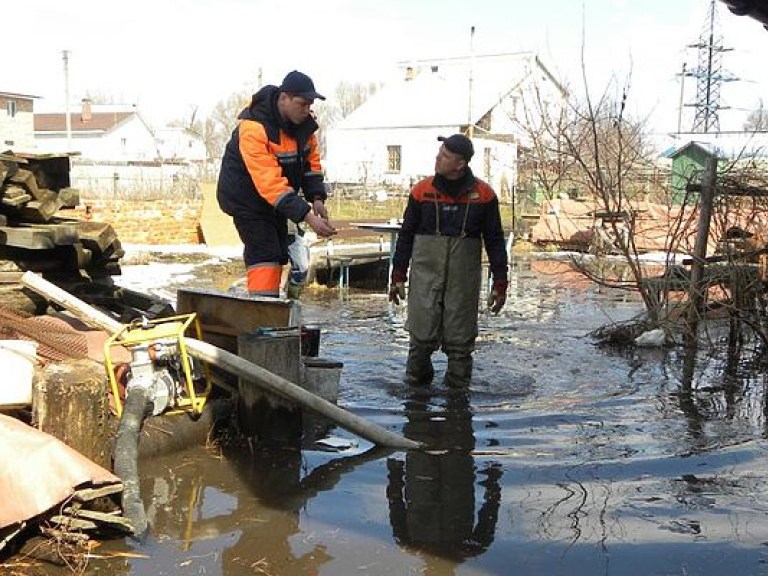 Большая вода снова угрожает западной Украине: спасатели предупреждают о паводках