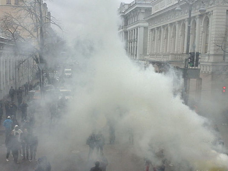 Под Верховной Радой проходит митинг праворадикалов: фаеры, дымовые шашки и взрывпакеты (ФОТО)